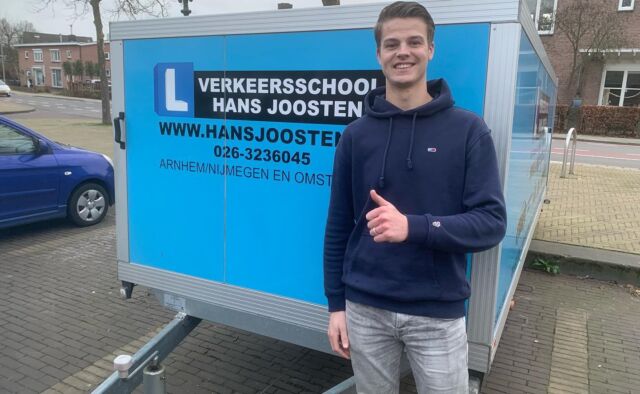 Robin Tjalsma is het jaar goed begonnen, hij is geslaagd voor de dagopleiding met aanhanger vandaag. Gefeliciteerd Robin, goed gedaan hoor. Veel plezier ermee en veilige km’s toegewenst namens ons allemaal 👍🏻👌🏻 www.hansjoosten.nl