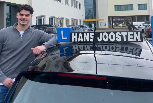 Fynn Slangewal is in 1️⃣✖️geslaagd voor zijn praktijkexamen. Hij mag naar het gemeente huis om zijn rijbewijs aan te gaan vragen. Gefeliciteerd Fynn, super goed gedaan. Veel plezier ermee en veilige km’s toegewenst 👍🏻👌🏻💪🏻 www.hansjoosten.nl |sinds 1989| Een begrip in de regio Arnhem/Nijmegen